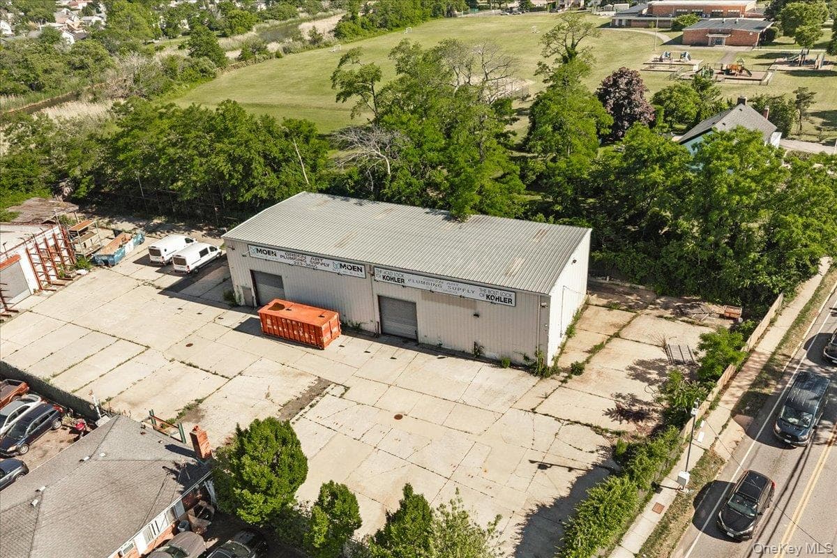 1044 Merrick Road thumbnail 2