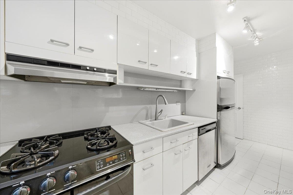 2575 Palisade Avenue Unit: 1L thumbnail 9