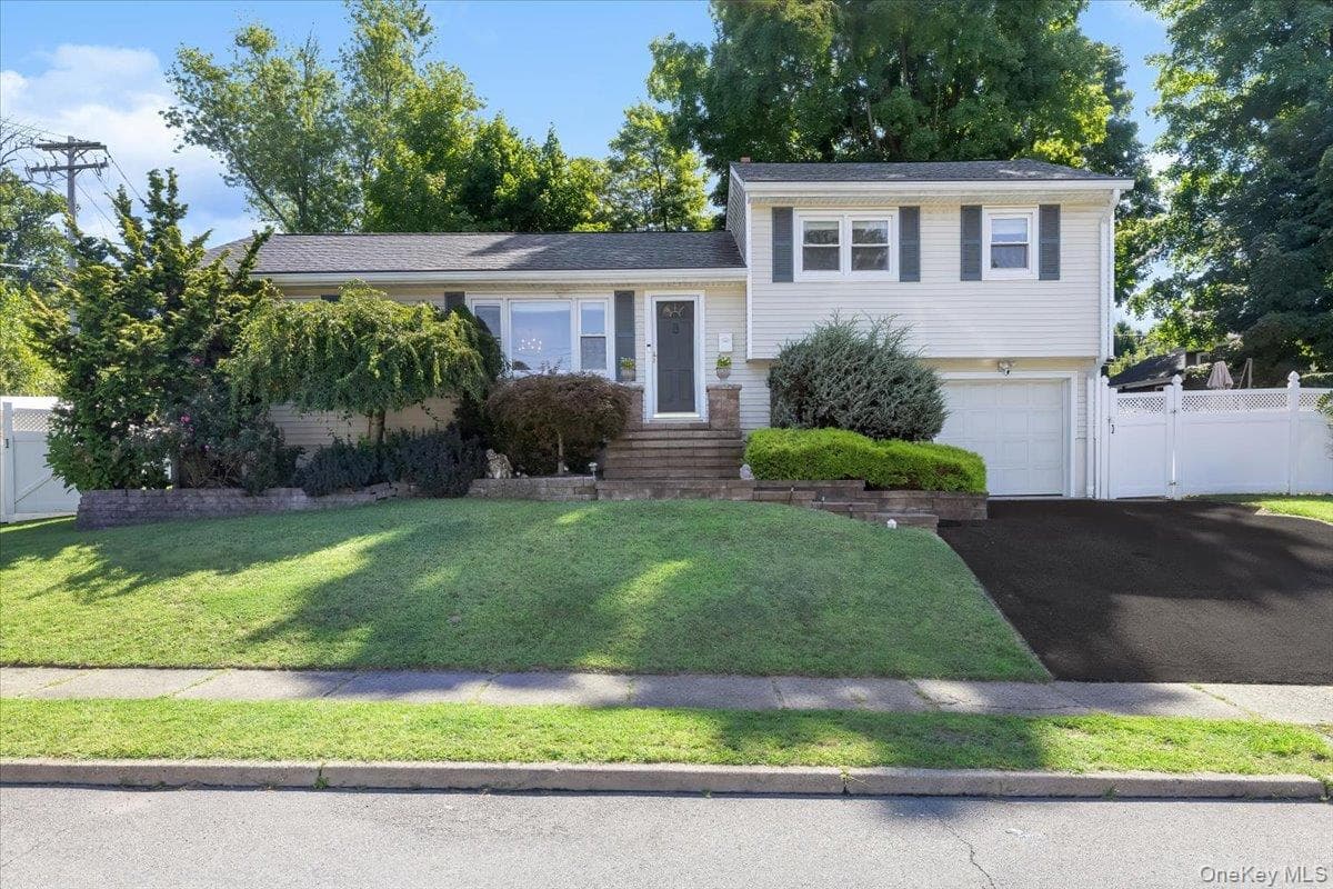 8 Foxwood Avenue, Suffern