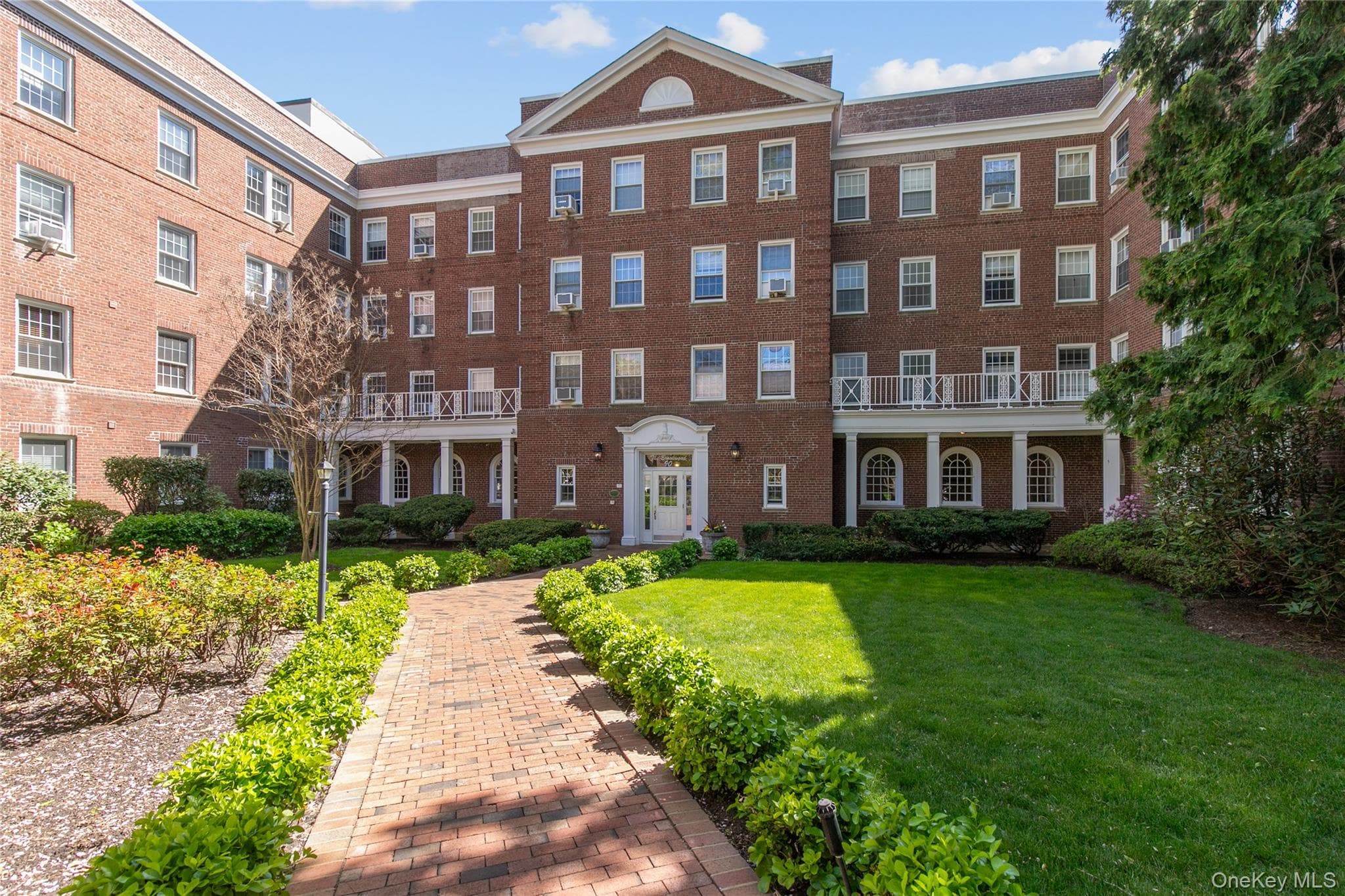 90 Knightsbridge Road Unit: 4J, Great Neck