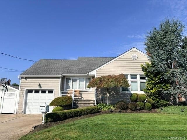 2452 Freeport Street, Wantagh