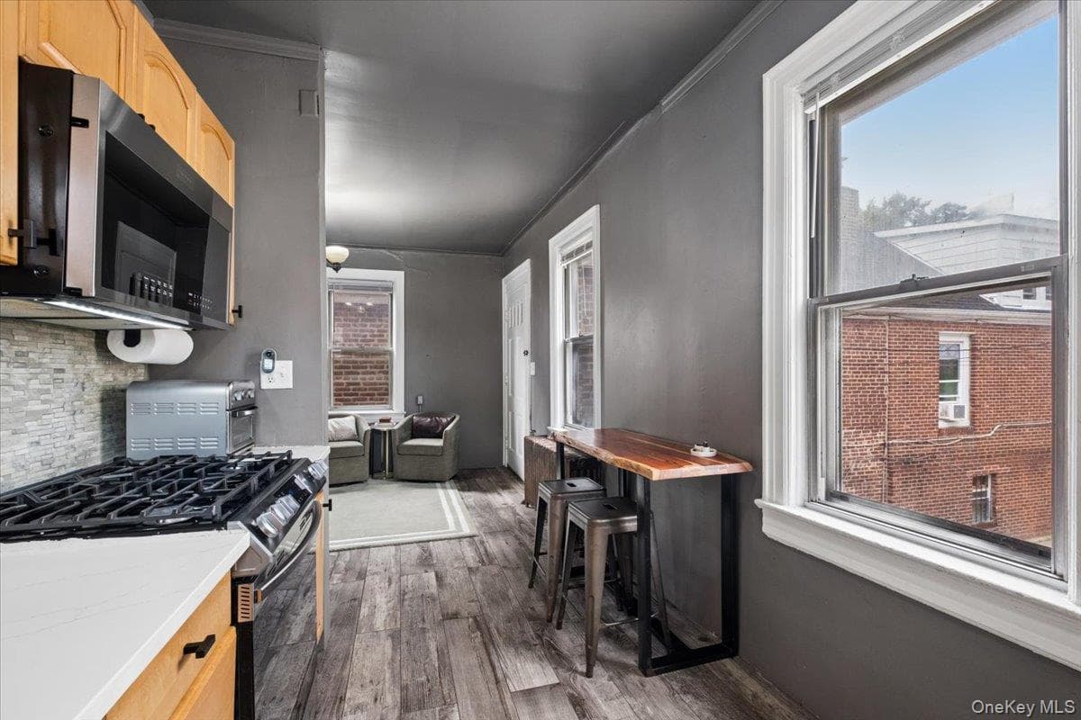2760 Hering Avenue thumbnail 9