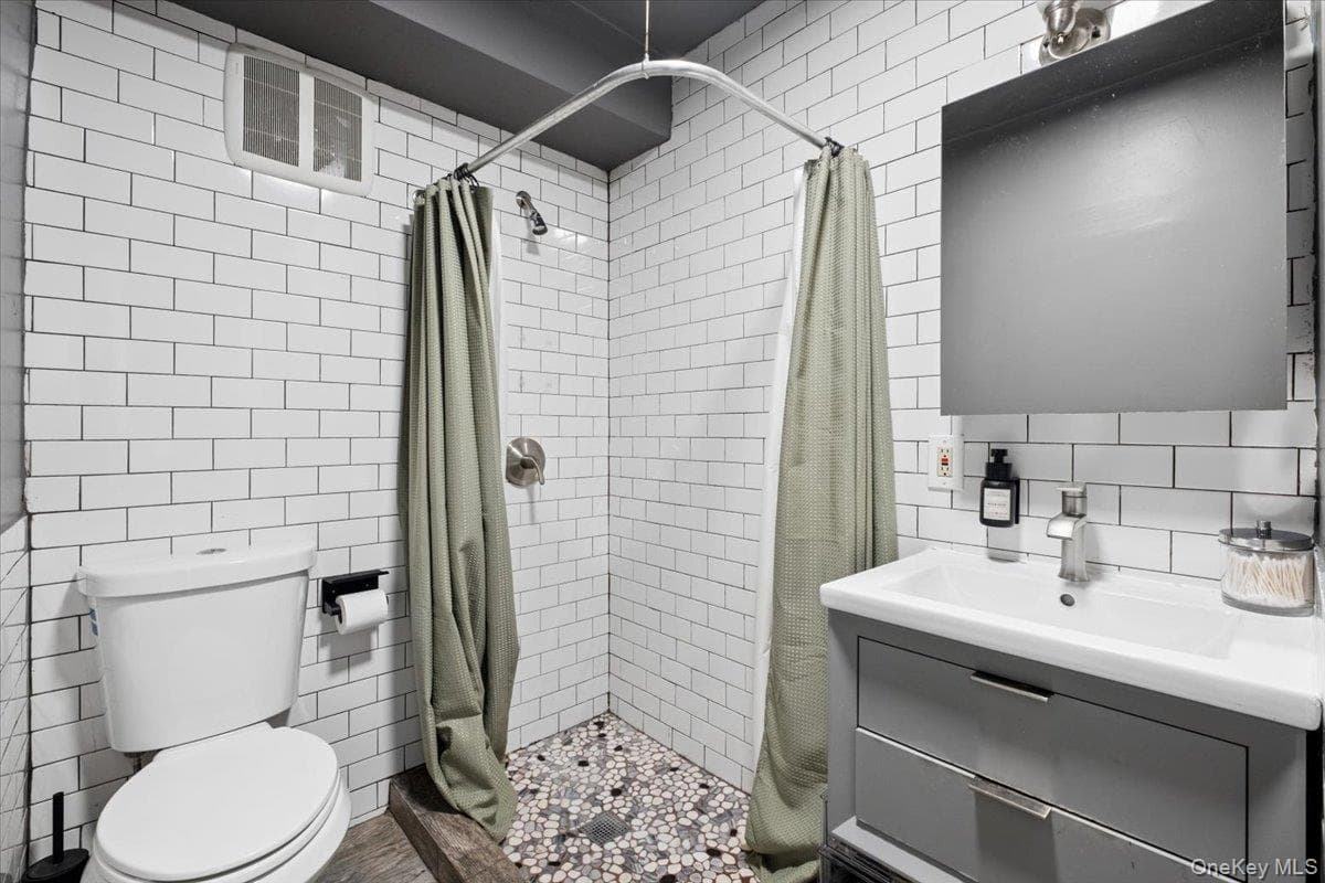 2760 Hering Avenue thumbnail 23