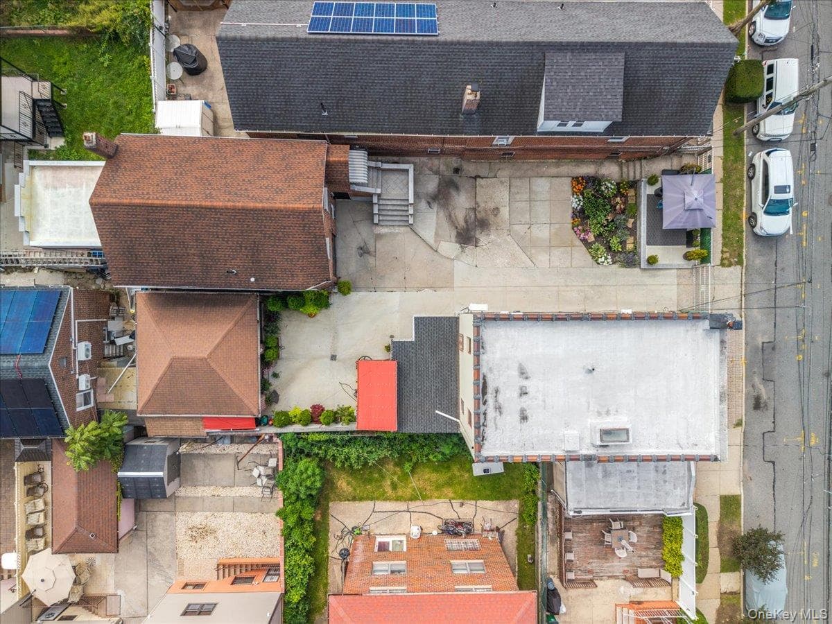 2760 Hering Avenue thumbnail 31