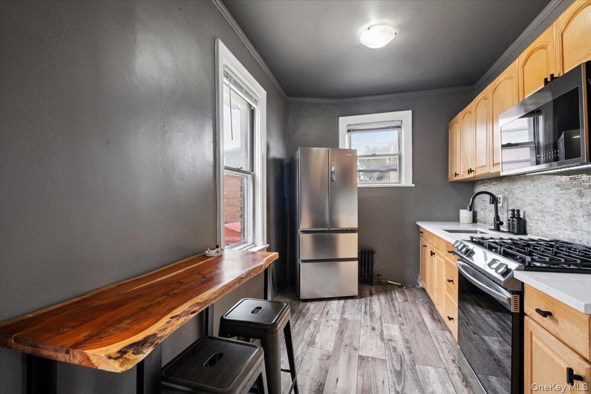2760 Hering Avenue thumbnail 6