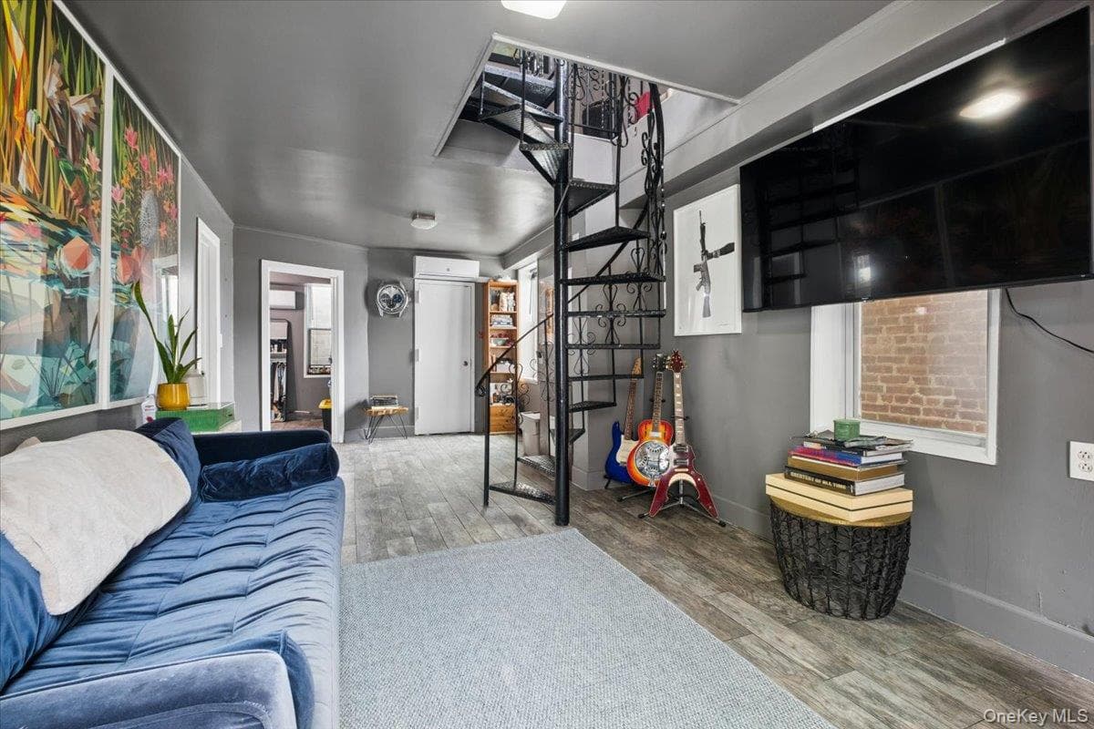 2760 Hering Avenue thumbnail 17
