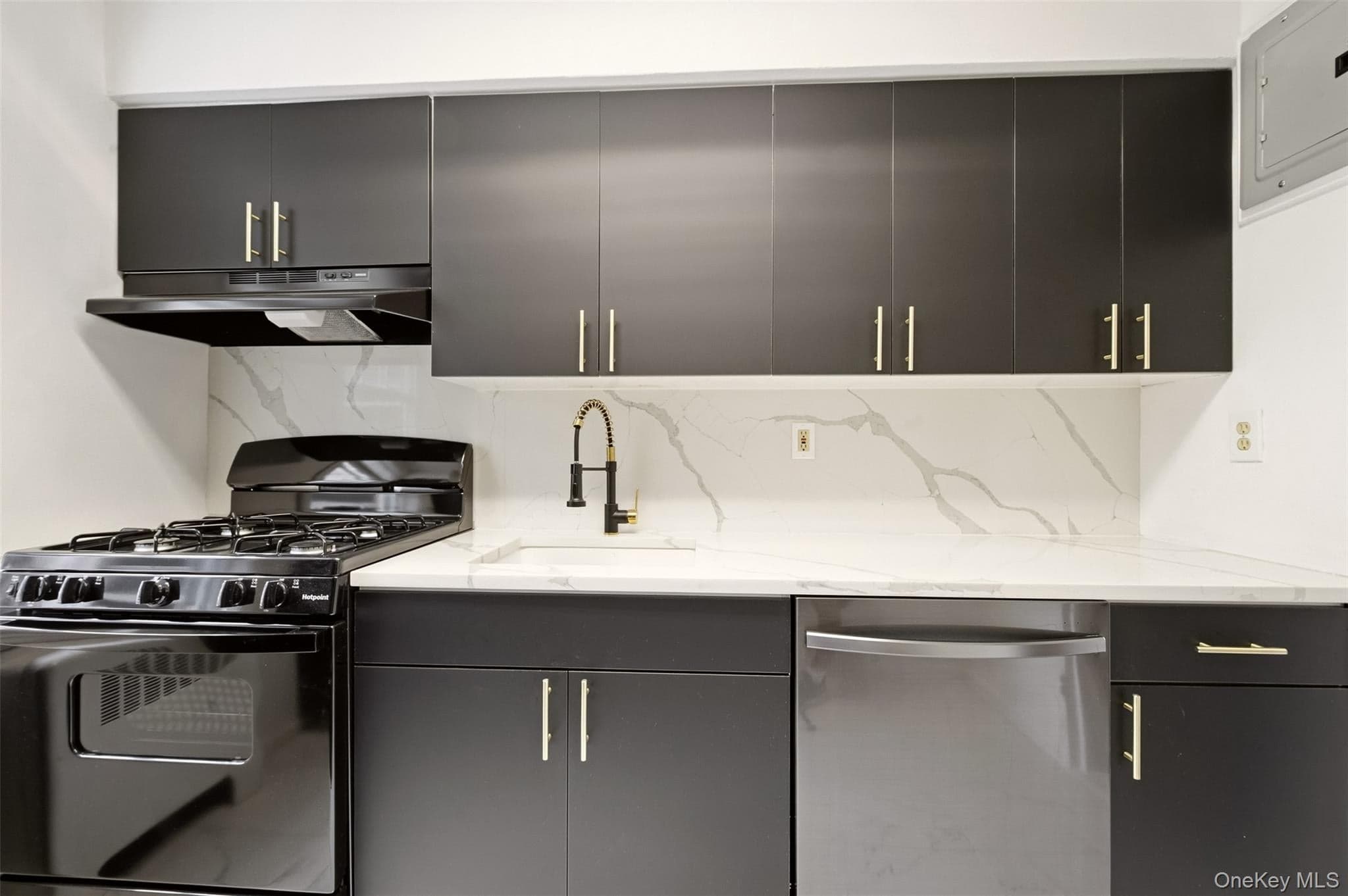 200 N Village Avenue Unit: D7 thumbnail 9