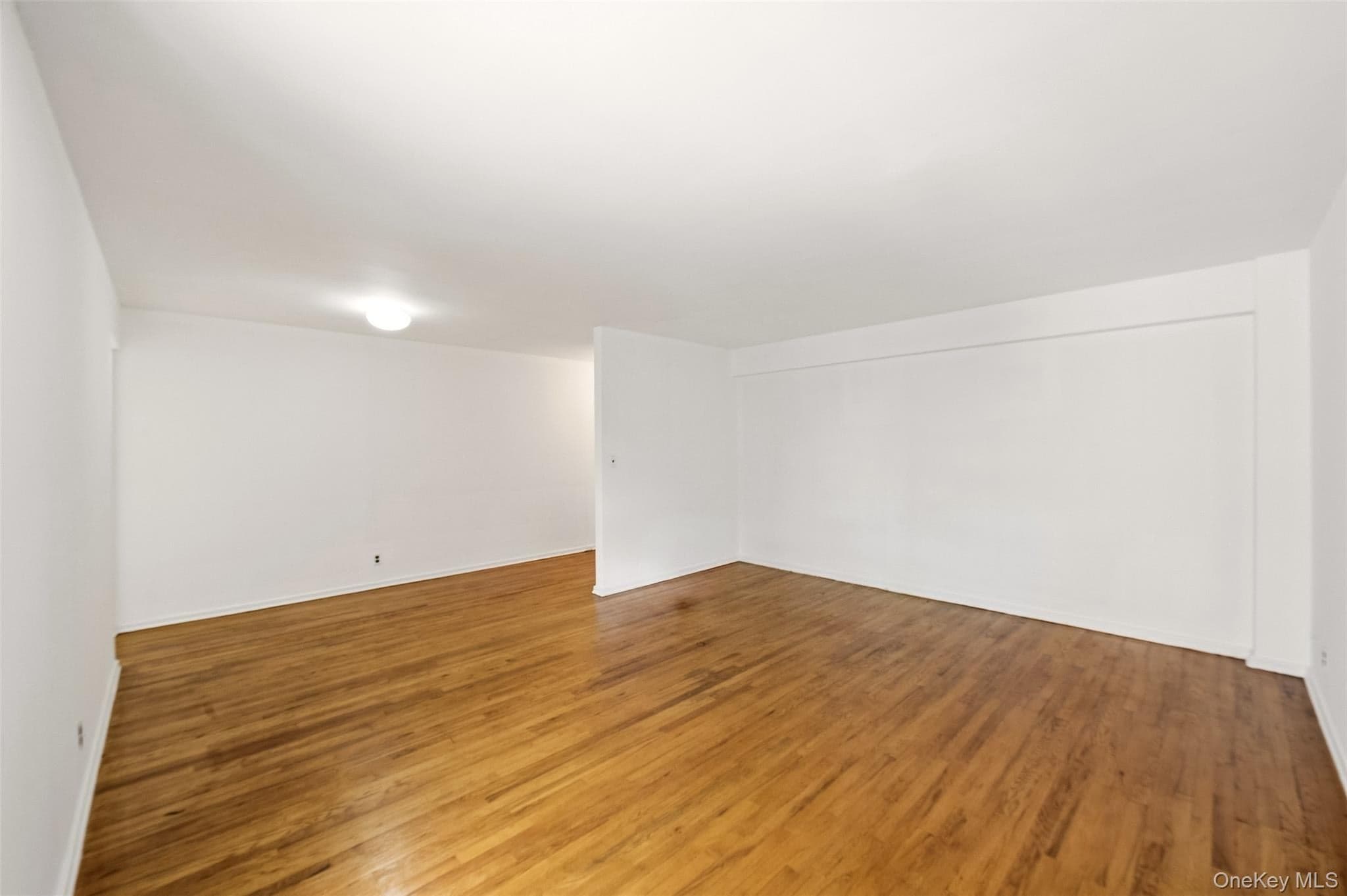 200 N Village Avenue Unit: D7 thumbnail 5