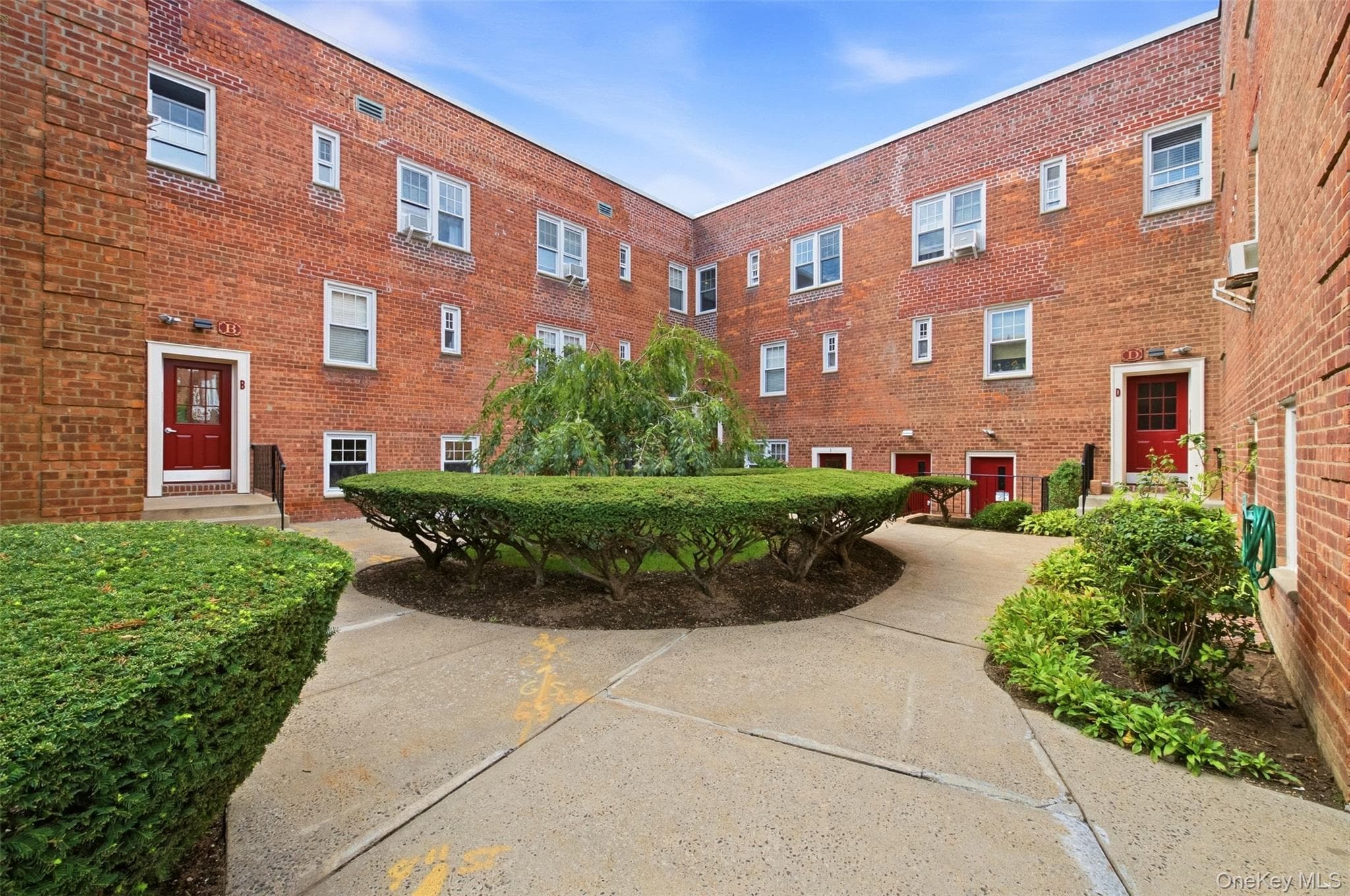 200 N Village Avenue Unit: D7 thumbnail 3
