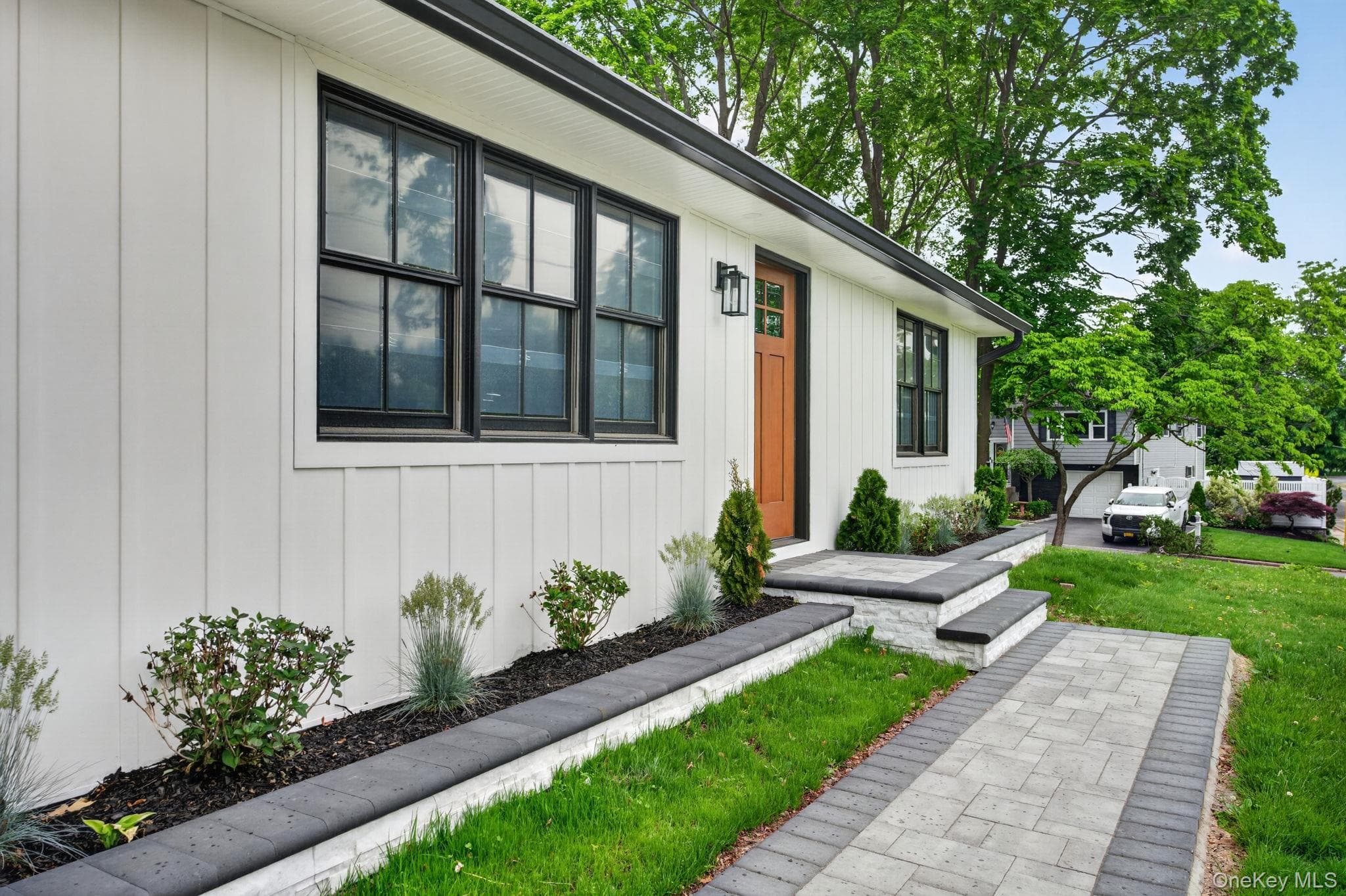 85 Kenneth Avenue thumbnail 3