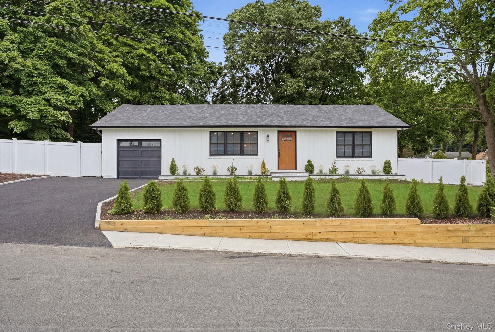 85 Kenneth Avenue, Huntington