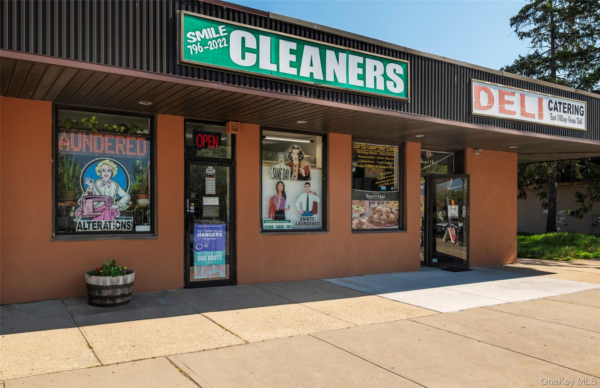 6 E Village Green Grn, Levittown