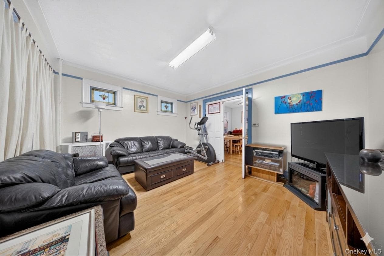 4084 Denman Street thumbnail 2