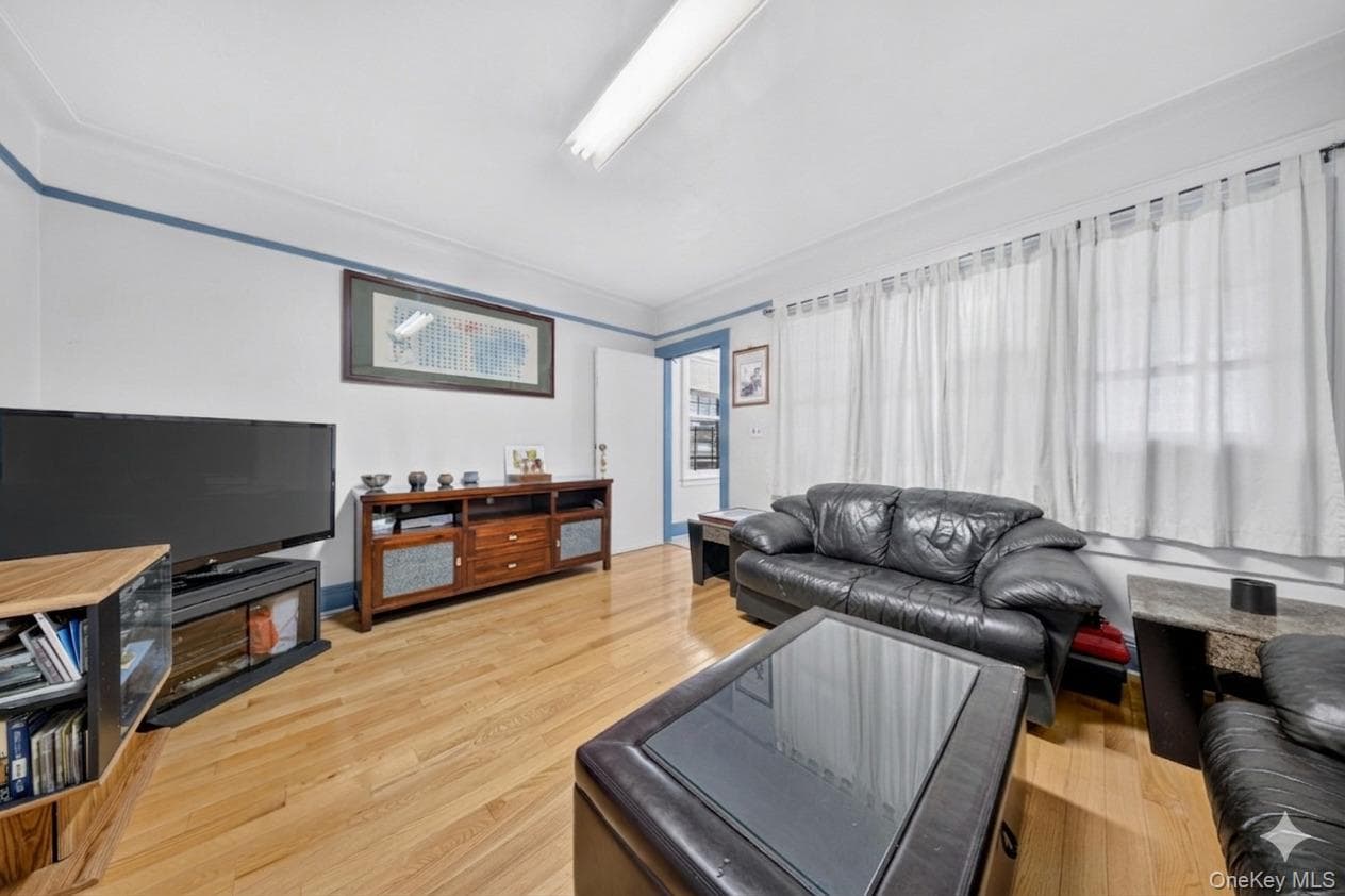 4084 Denman Street thumbnail 3