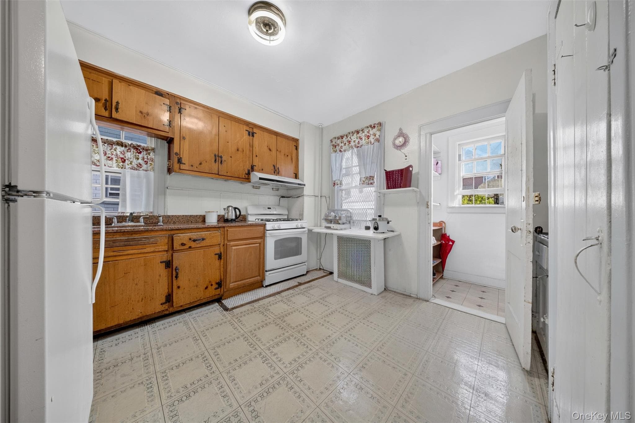 4084 Denman Street thumbnail 7