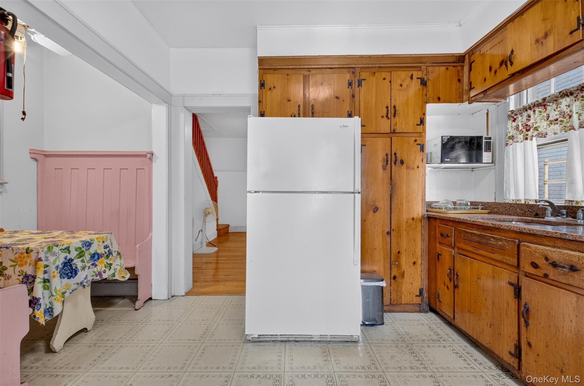 4084 Denman Street thumbnail 5