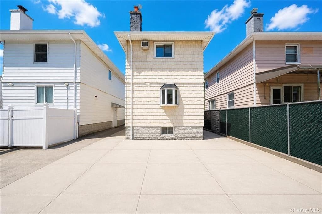 2675 E 27th Street thumbnail 3