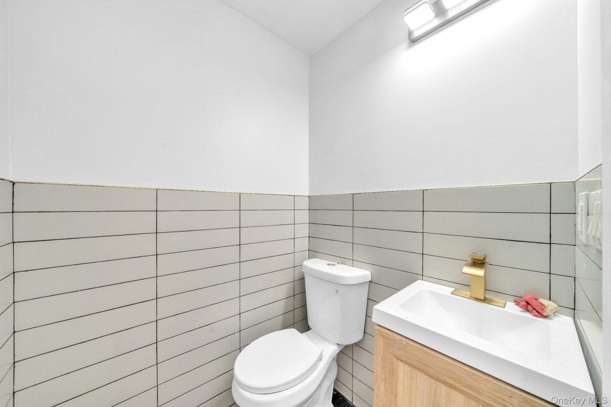219 E 238th Street thumbnail 26