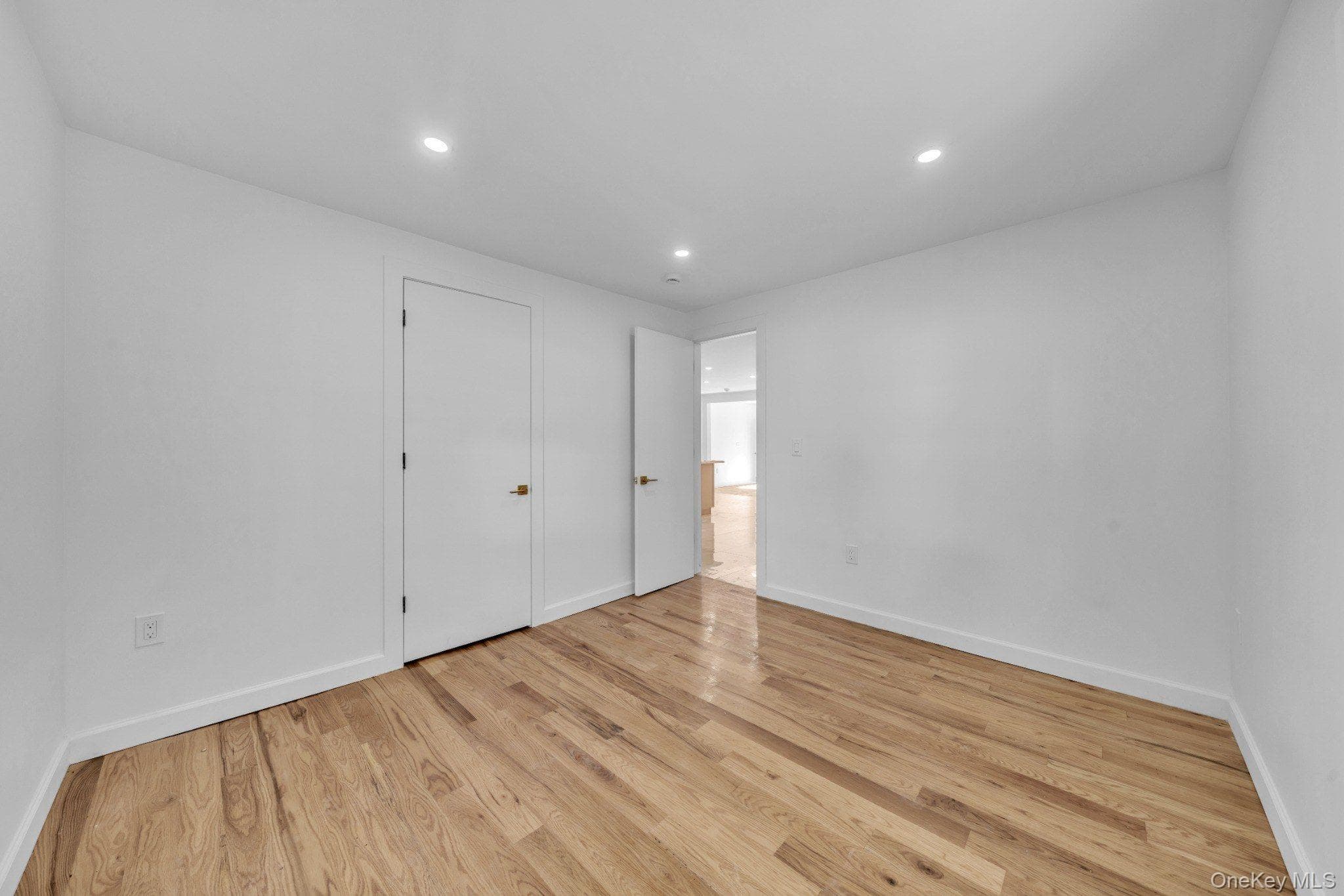 219 E 238th Street thumbnail 19