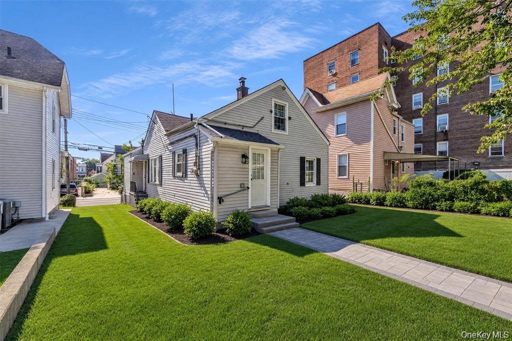 219 E 238th Street thumbnail 30