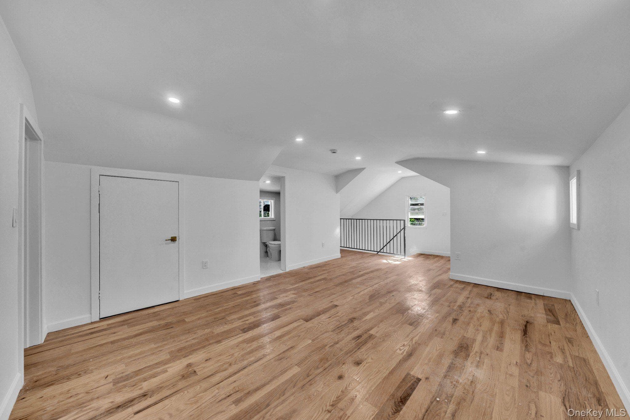 219 E 238th Street thumbnail 12