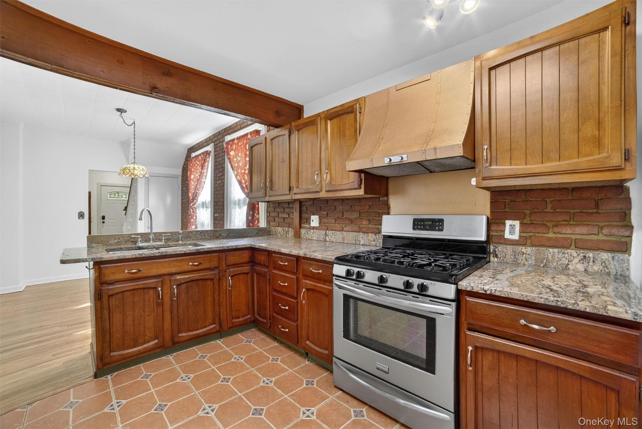 33 Maurice Avenue thumbnail 13