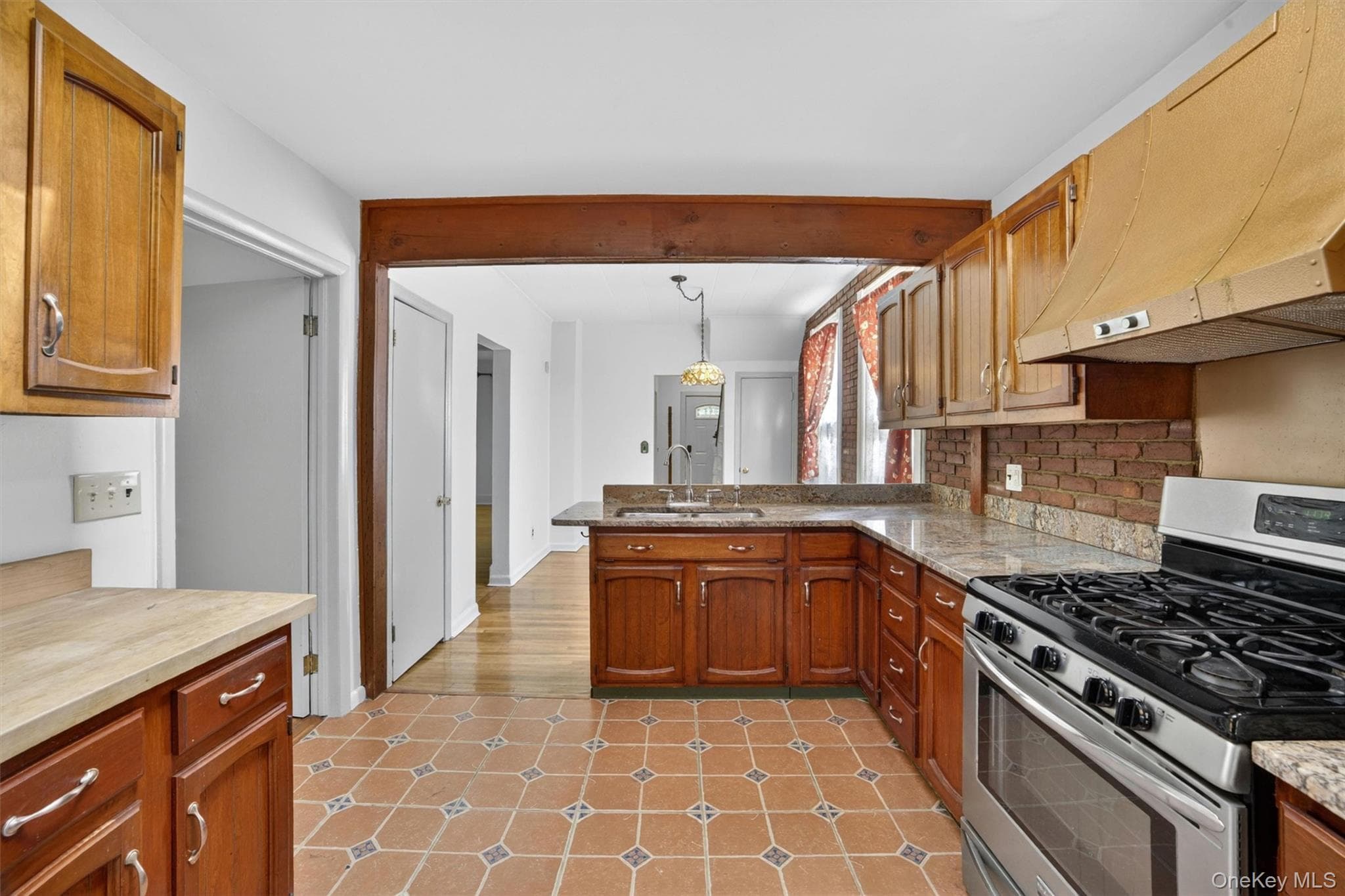 33 Maurice Avenue thumbnail 12