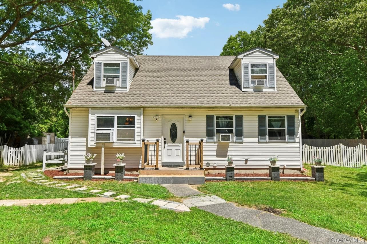 466 Auborn Avenue, Shirley