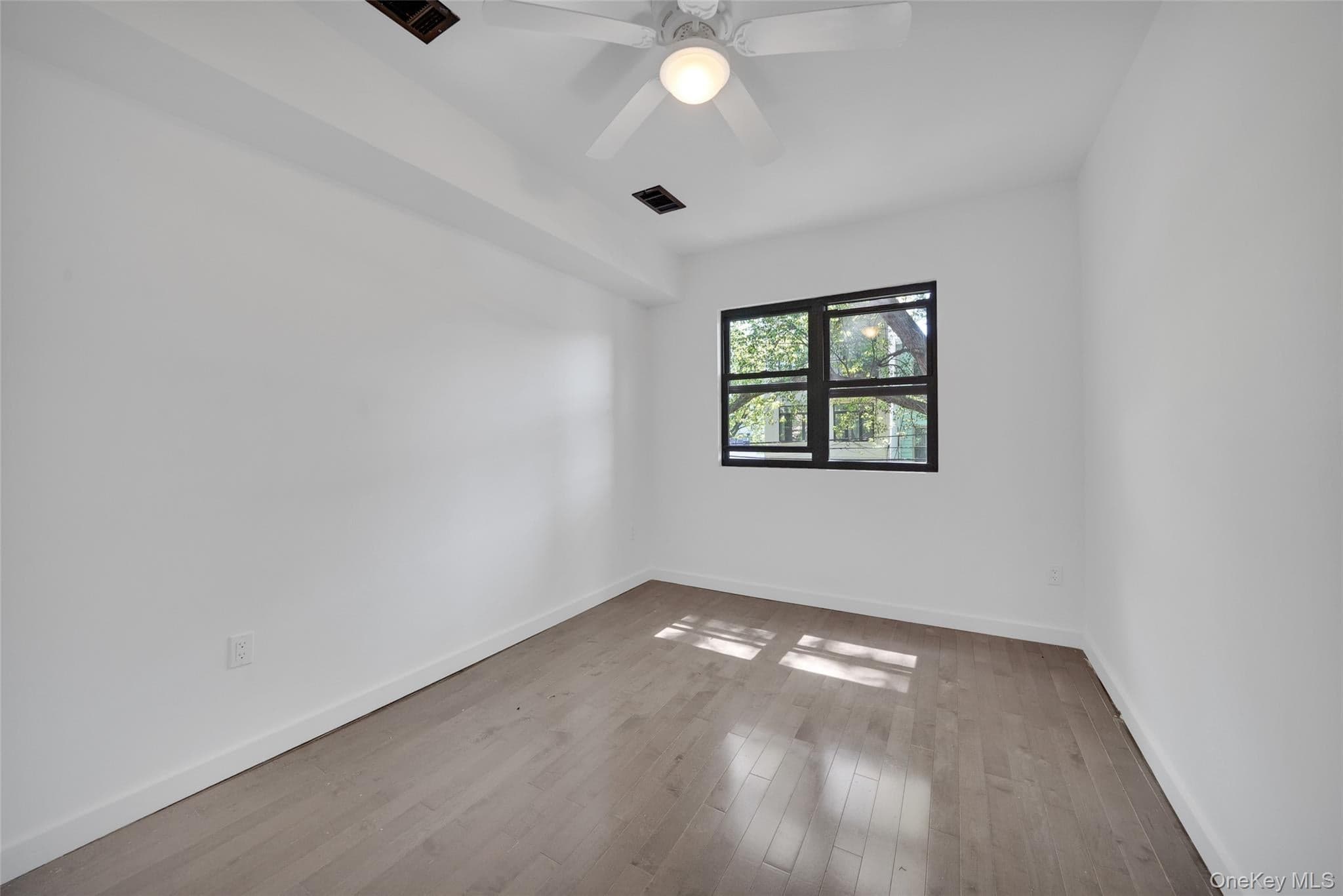 1106 Halsey Street thumbnail 36