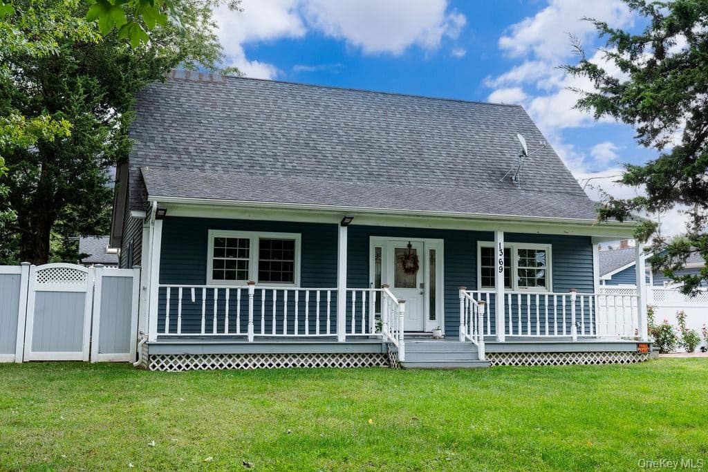 1369 N Clinton Avenue, Bay Shore