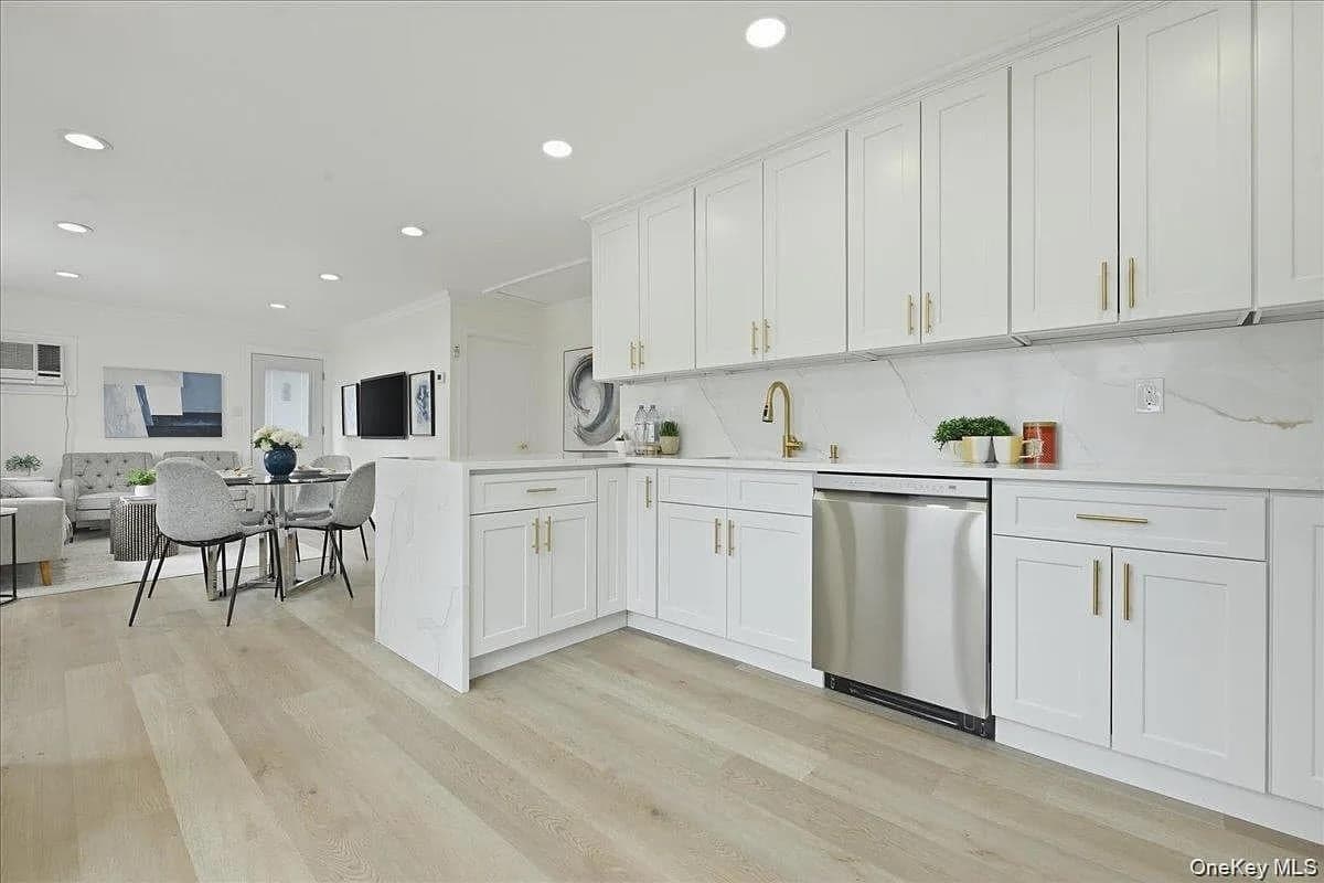 84 N Fordham Road, Hicksville