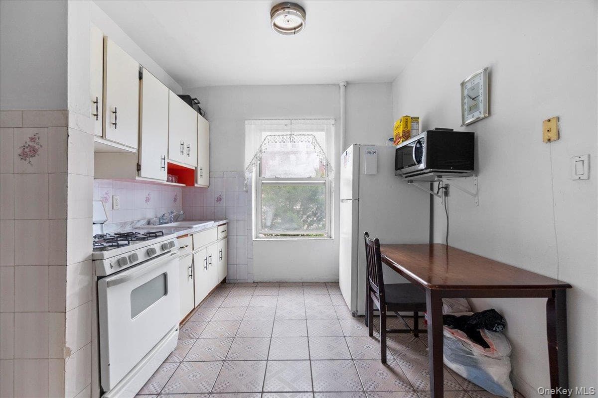 560 E 189th Street thumbnail 6