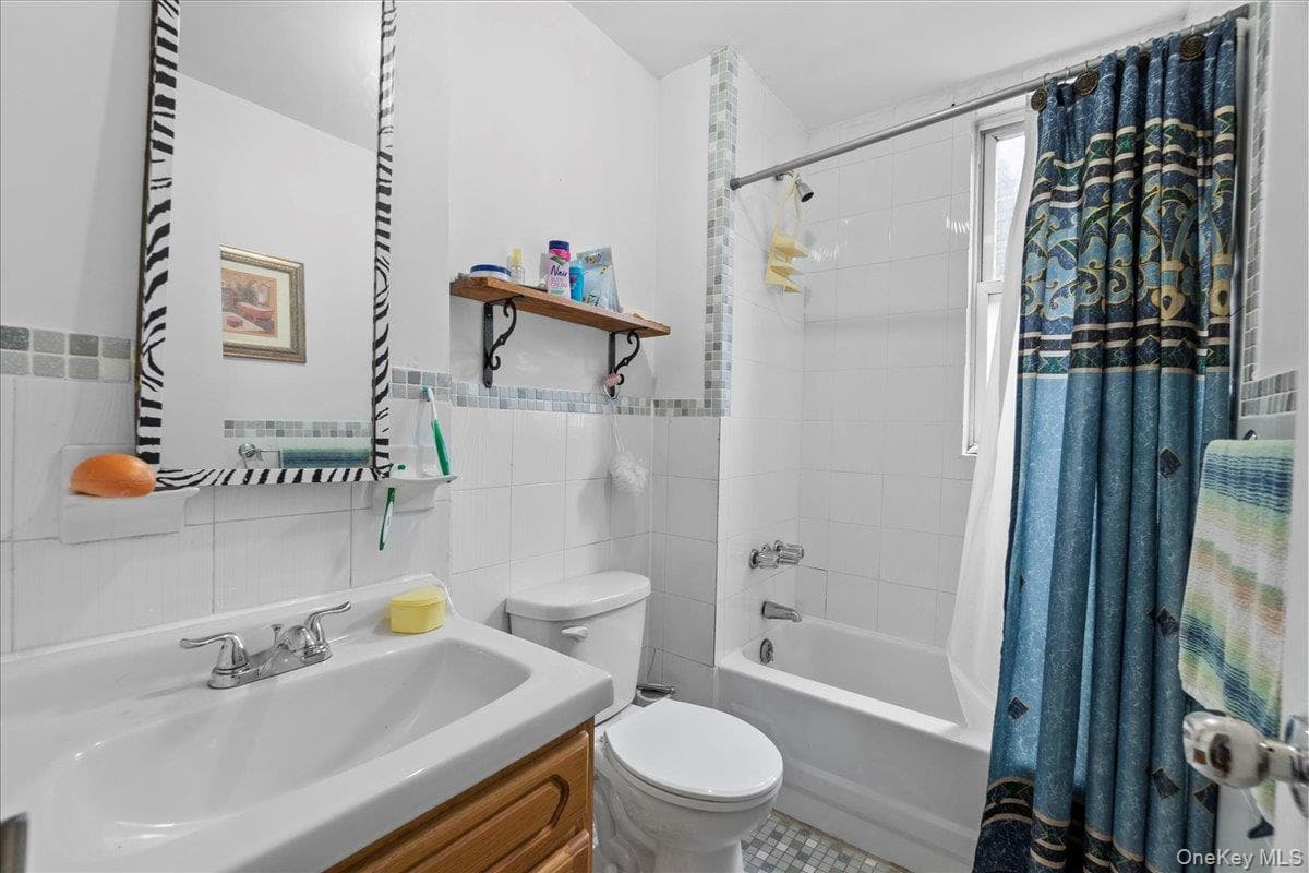 560 E 189th Street thumbnail 11