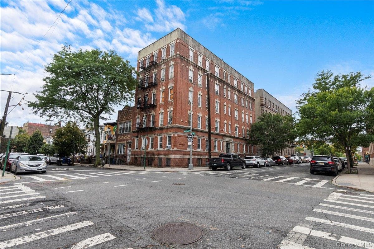 560 E 189th Street thumbnail 2