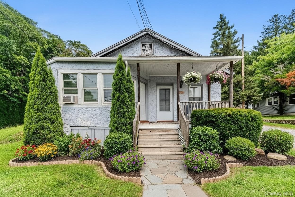 378 E Main Street, Jefferson Valley