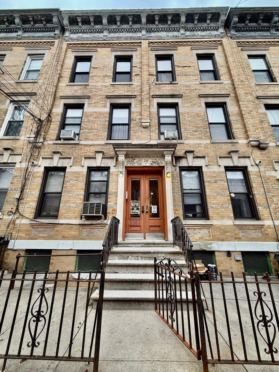 2052 Gates Avenue thumbnail 3