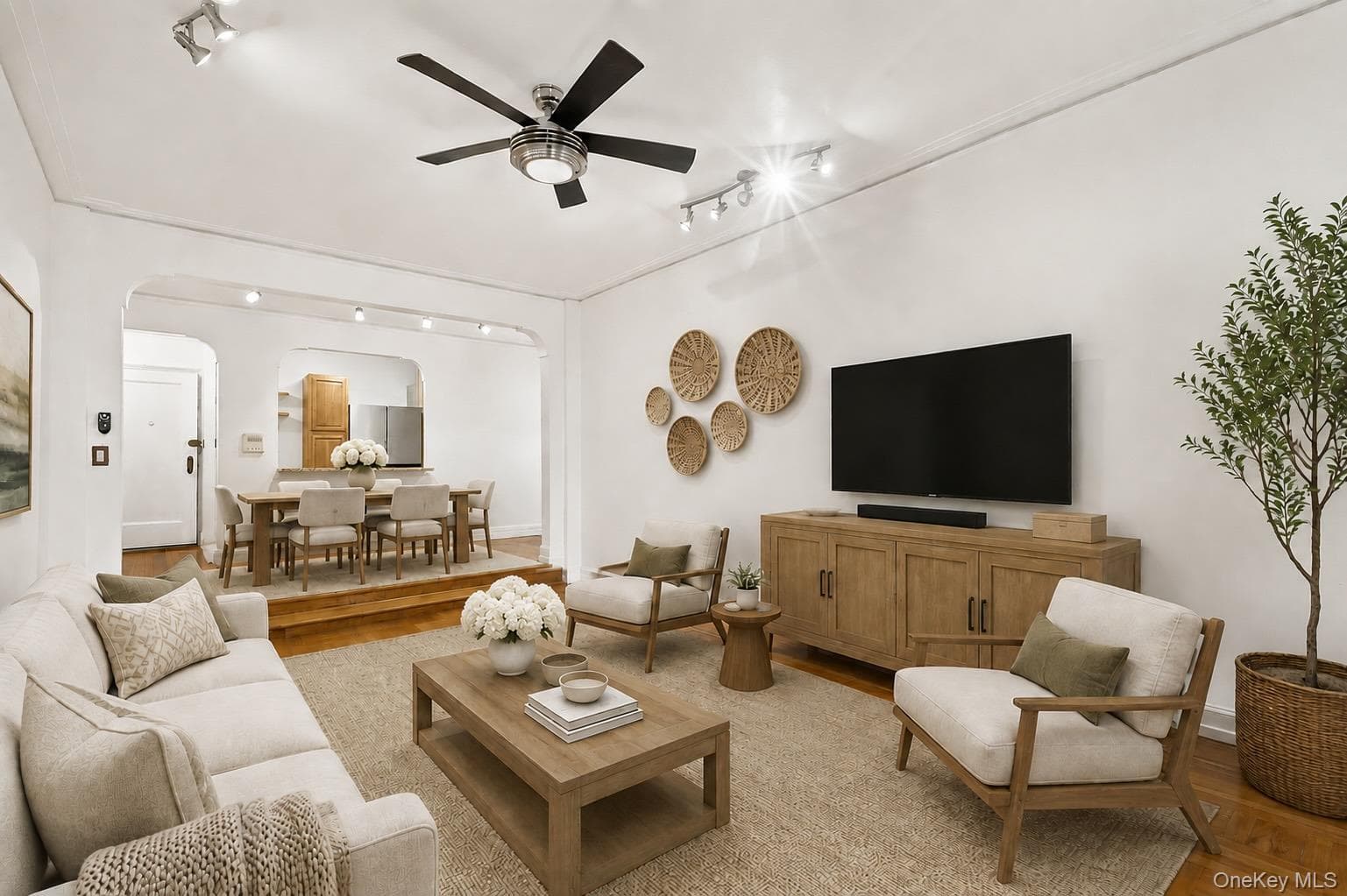 2160 Bronx Park Unit: 6J photo 1