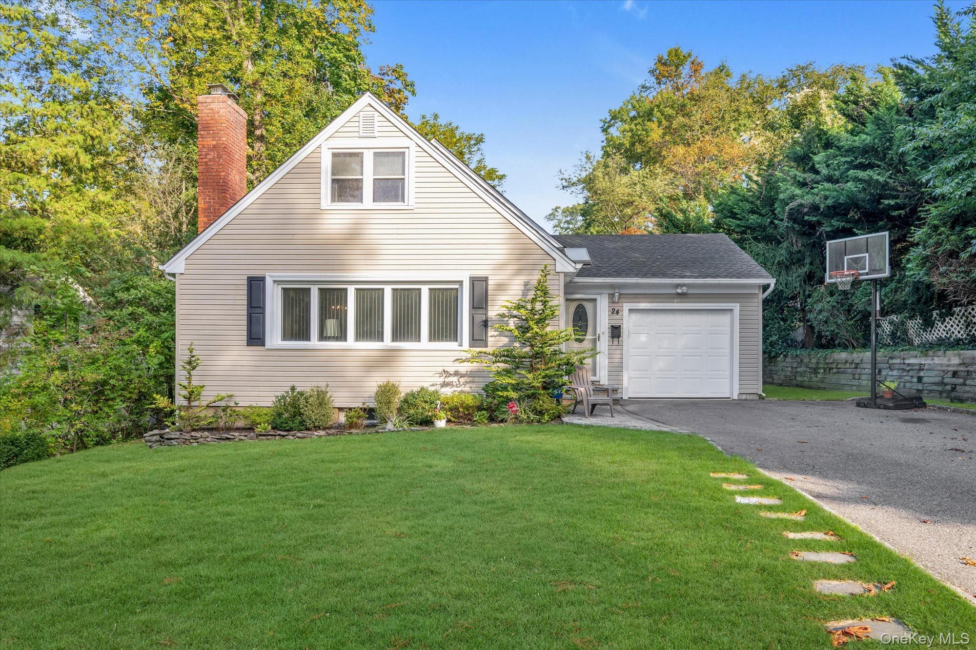 24 Summit Road, Port Washington