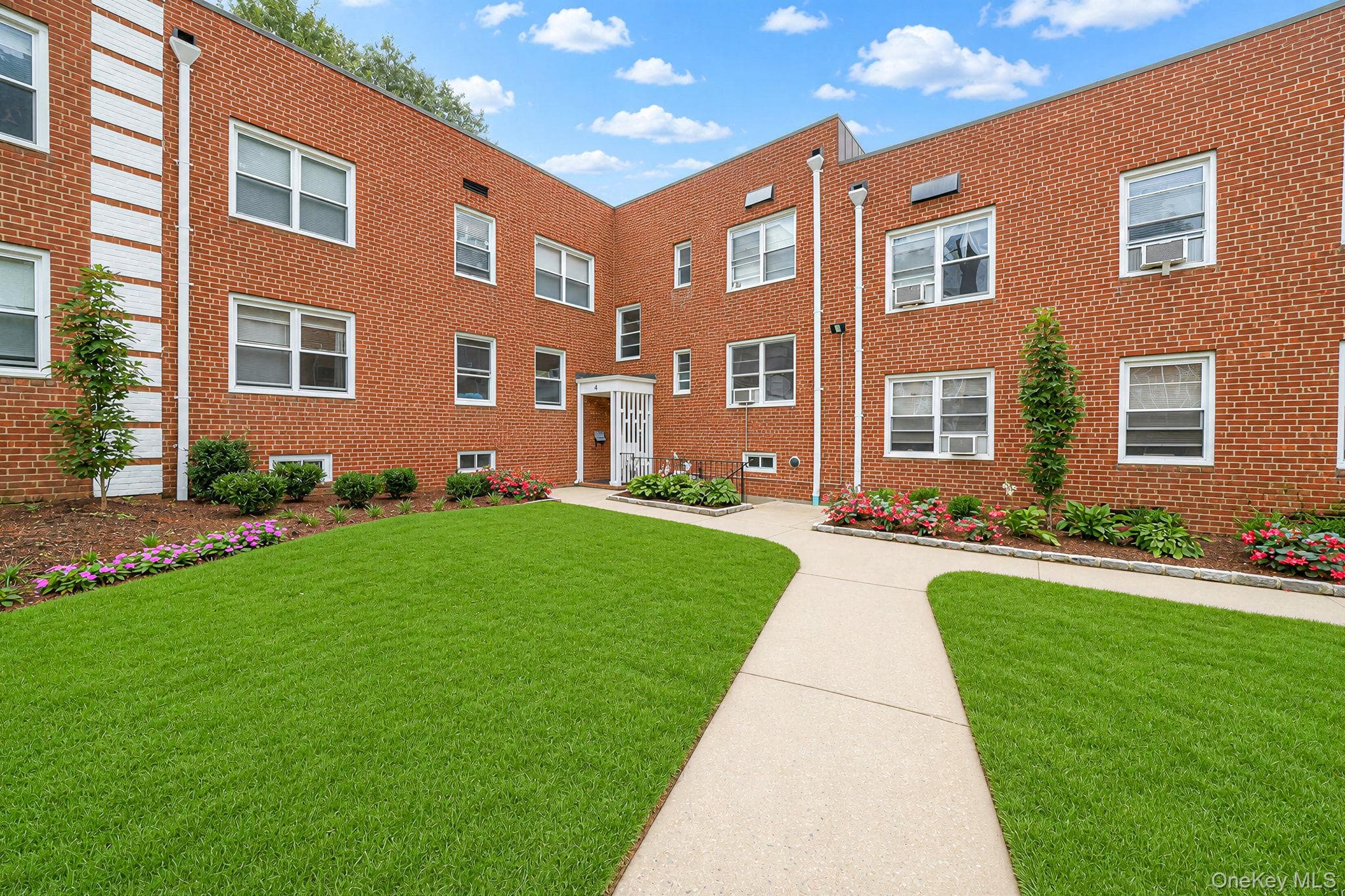 4 Edwards St ST Unit: 1E, Roslyn Heights