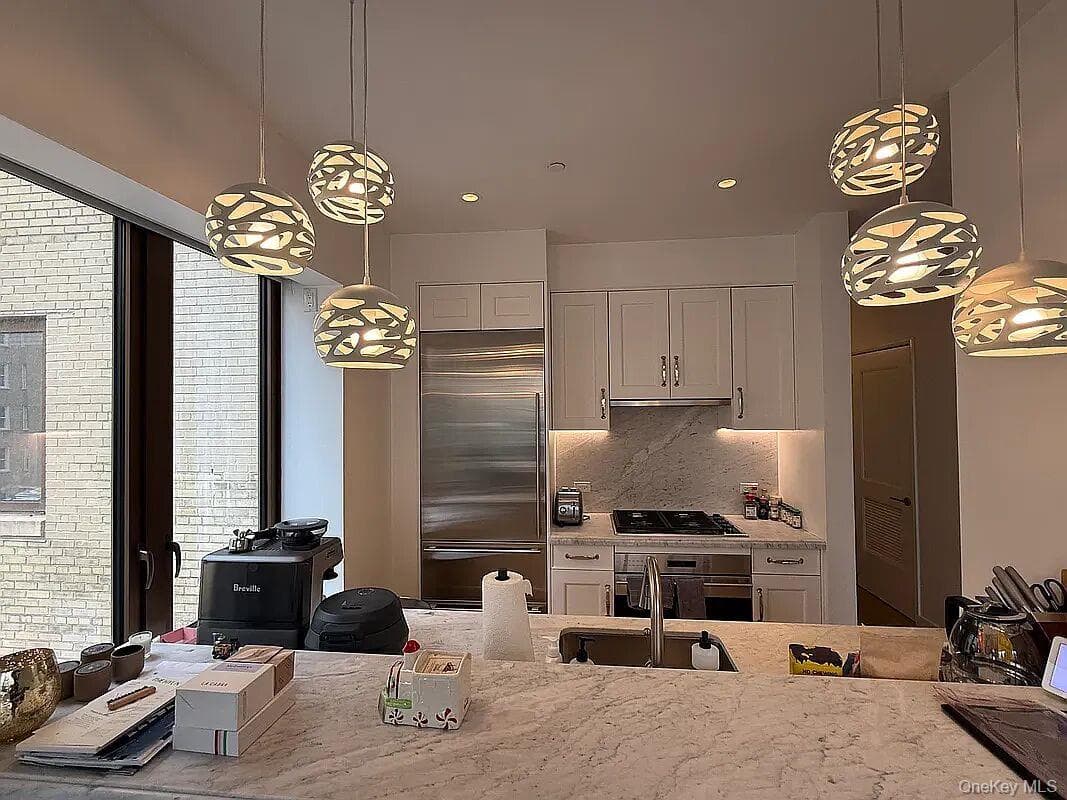225 E 19th Street Unit: 802 thumbnail 3