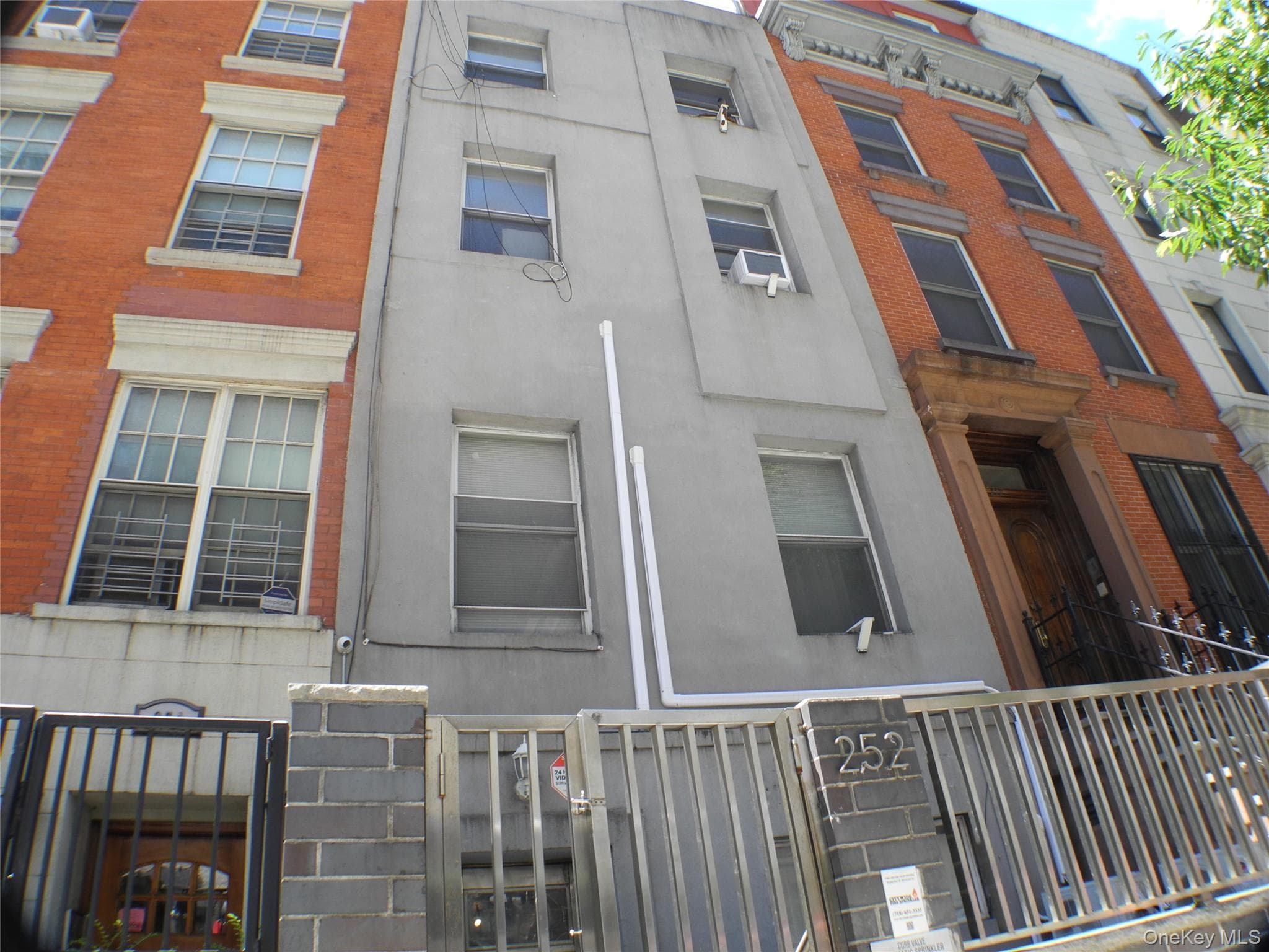 252 E 33 Street thumbnail 2
