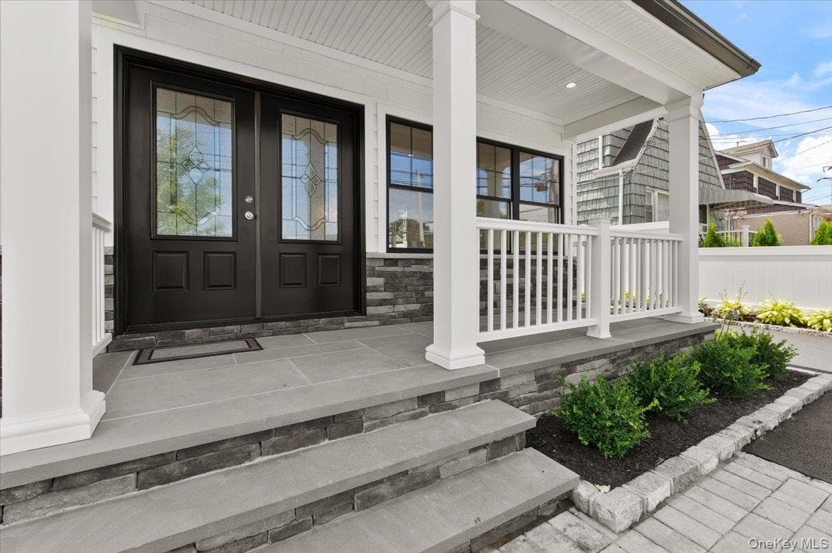 51 Willis Avenue thumbnail 4