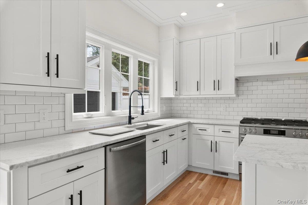 51 Willis Avenue thumbnail 17