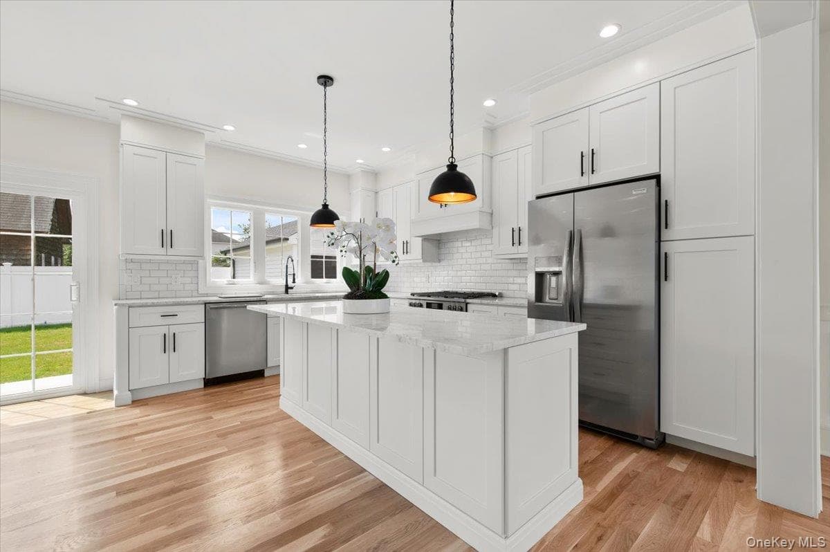 51 Willis Avenue thumbnail 15