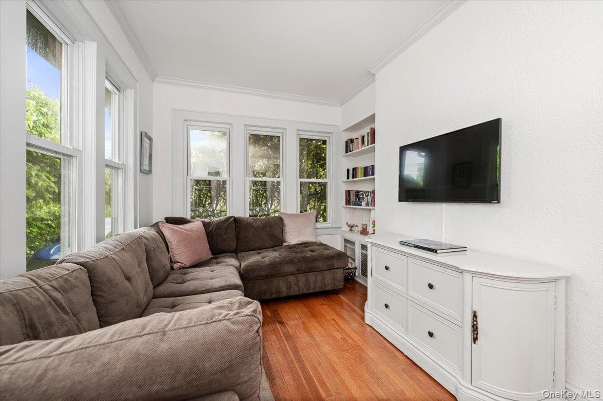 11 Demott Avenue thumbnail 11