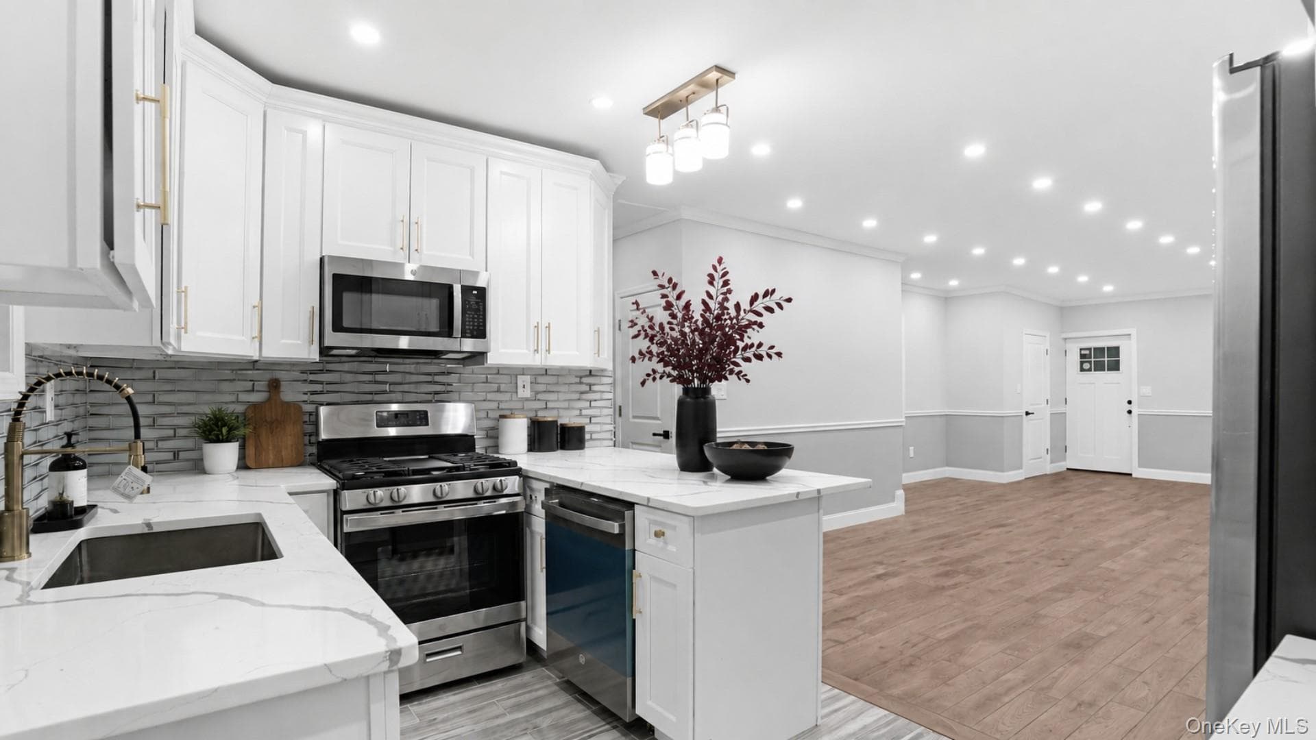 128 E 238th Street thumbnail 5