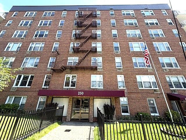250 N Broadway Unit: PHD thumbnail 2