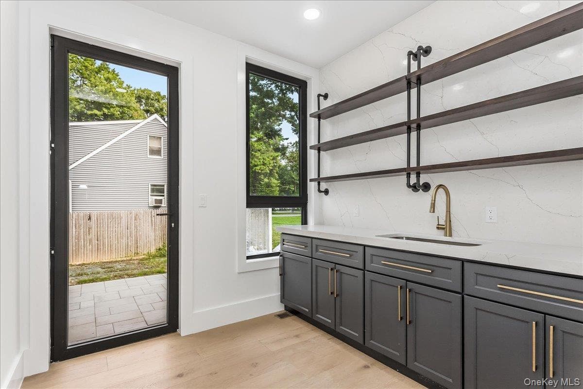 1080 Westminster Avenue thumbnail 15