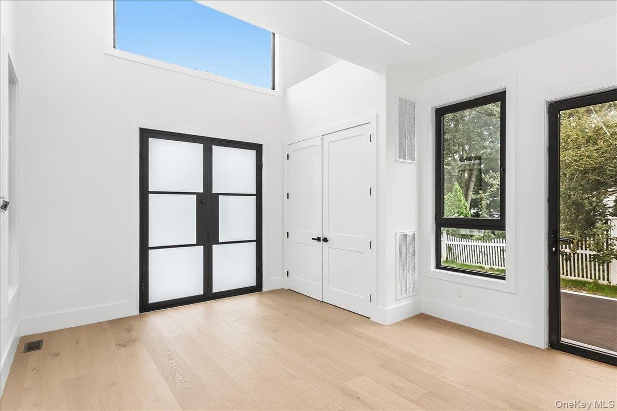 1080 Westminster Avenue thumbnail 3