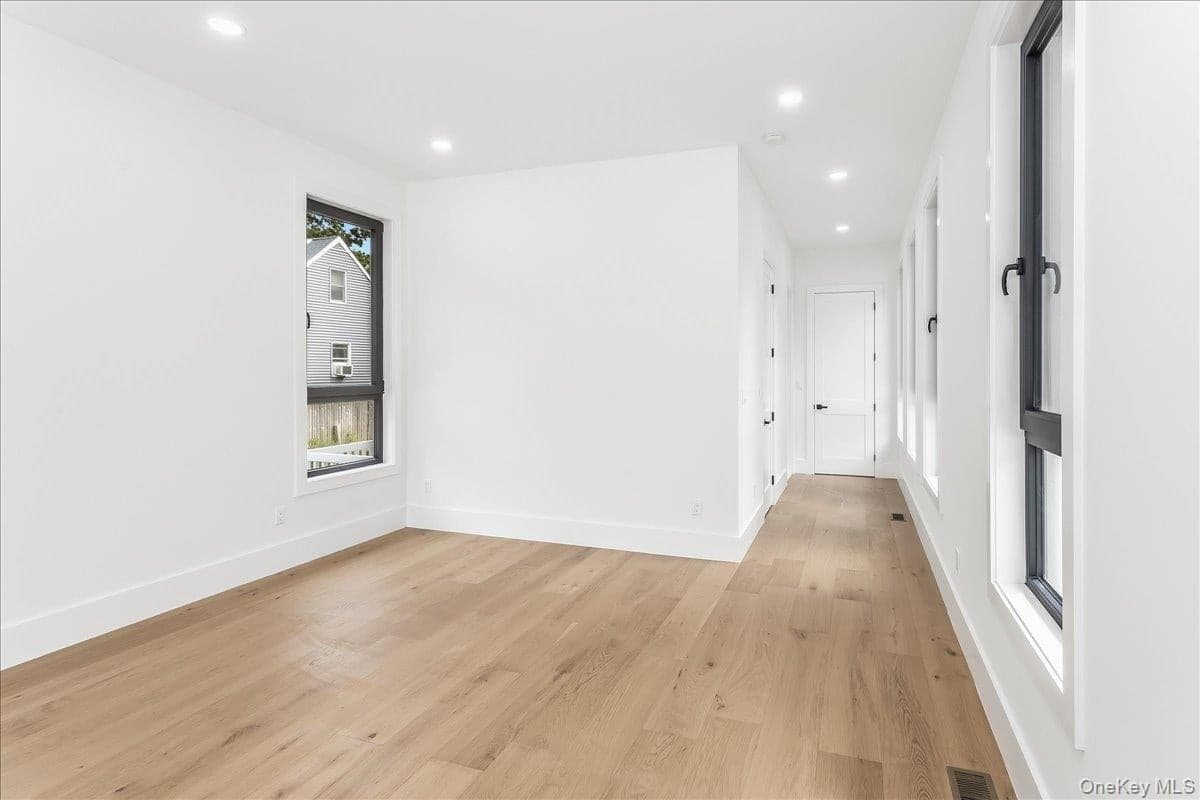 1080 Westminster Avenue thumbnail 20